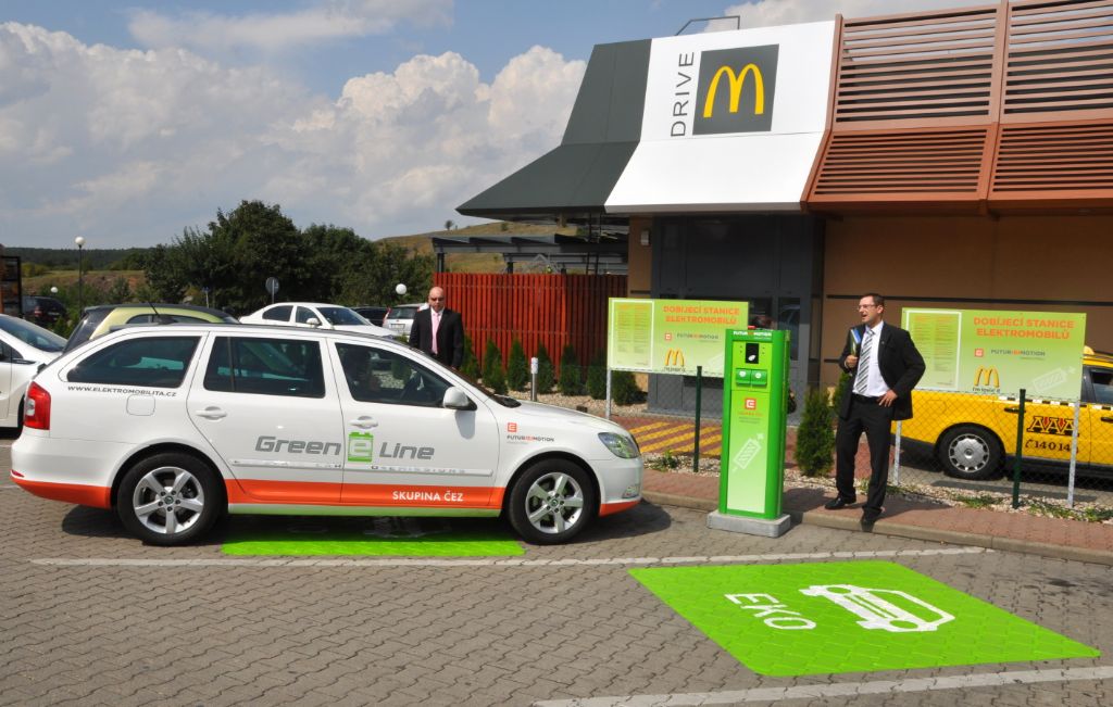 Skupina ČEZ otevřela první dobíjecí stanici v síti restaurací McDonald’s na našem území (Zdroj: ČEZ, a. s.)
