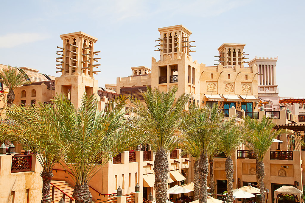 K ochlazování vzduchu pouštních měst se využívají moderní verze tradičních arabských větracích věží (Zdroj: © swisshippo / stock.adobe.com)
