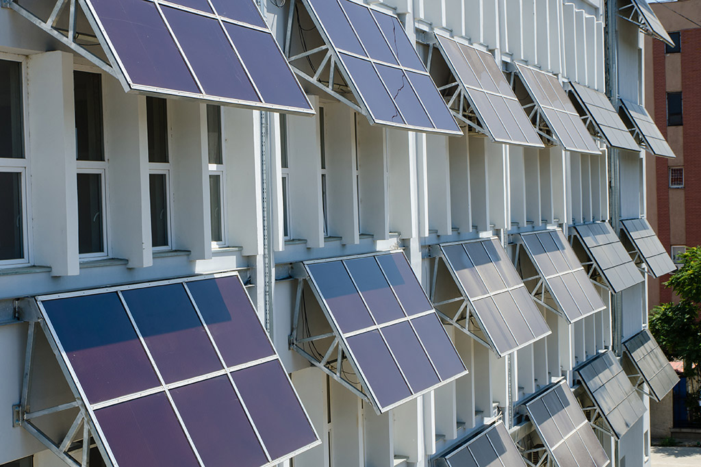 Budova využívá fotovoltaické panely v roli stínicích ploch na jižní fasádě (Zdroj: © adinafelea / stock.adobe.com)