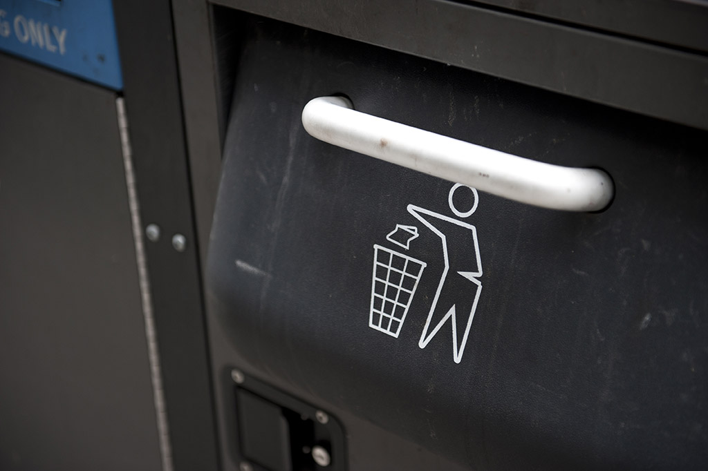 Vstupní otvor chytrého odpadkového koše se musí před vhozením odpadu vyklopit (Zdroj: © EugeneF / stock.adobe.com)