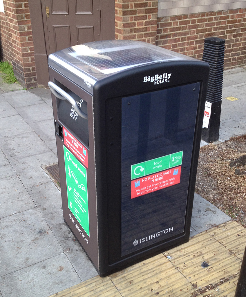 Chytrý odpadkový koš BigBelly v londýnské čtvrti Islington je určen k odkládání kompostovatelných odpadů (Zdroj: Wikipedia.org)
