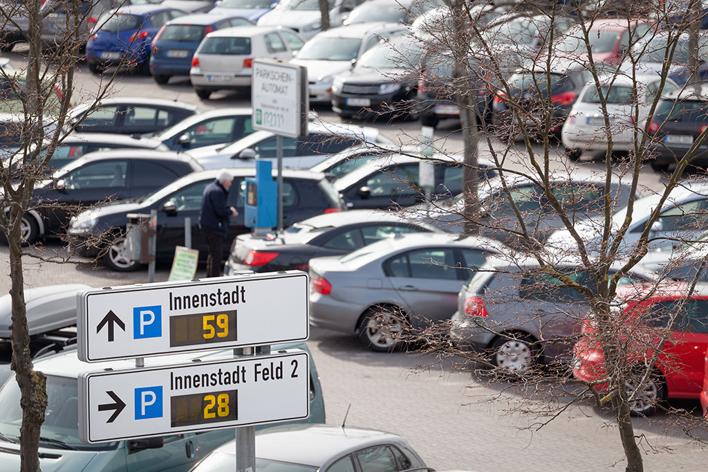 Informační cedule u vjezdu na parkoviště udávají počet volných parkovacích míst (Zdroj: © hykoe / stock.adobe.com)