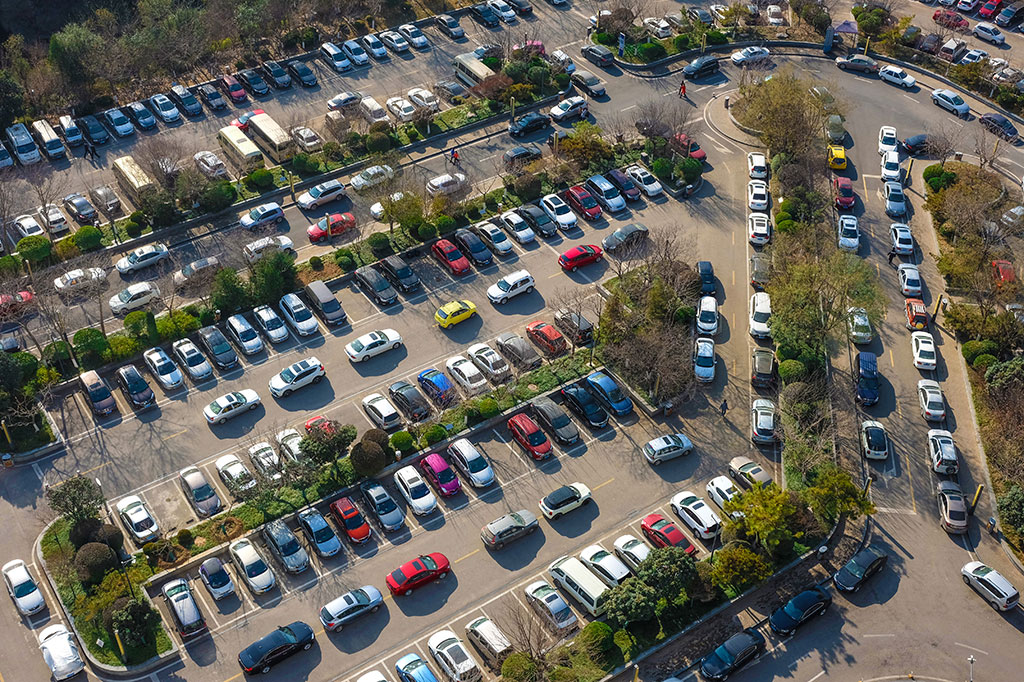 Smyslem chytrého parkování je efektivní využití parkovacích míst bez zbytečného kroužení ulicemi při hledání volného místa (Zdroj: © xb100 / stock.adobe.com)