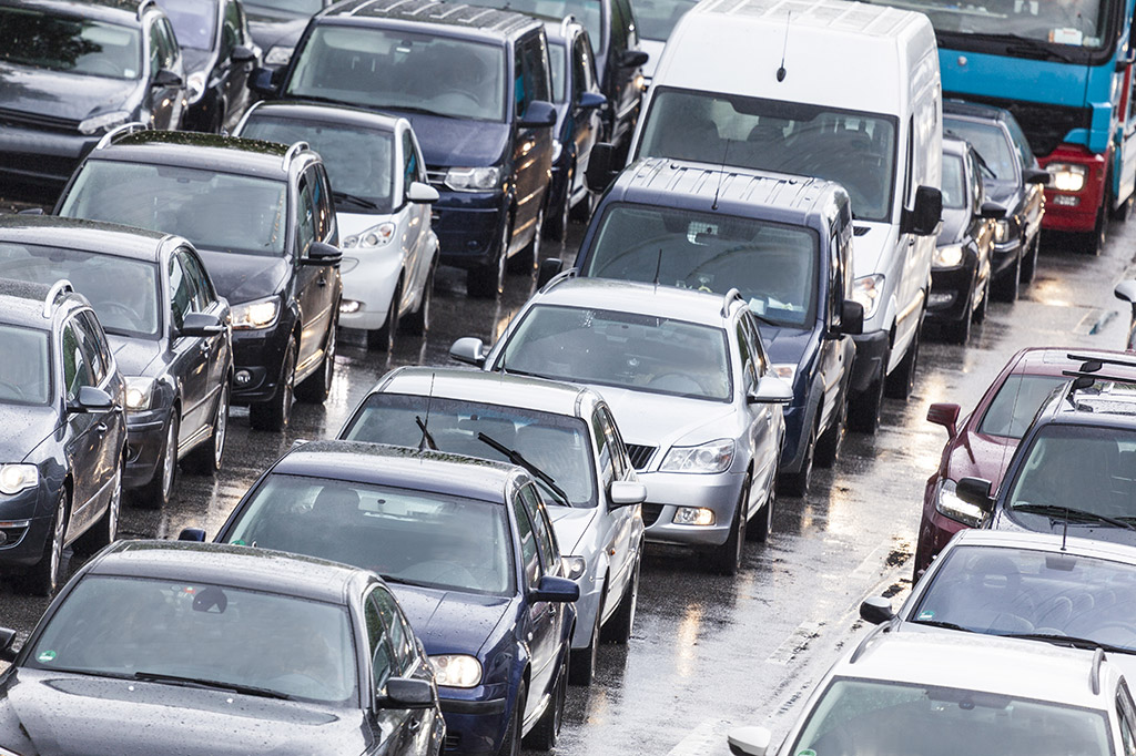 Jedním z nejpalčivějších problémů, které řeší chytrá města, je vysoká hustota automobilové dopravy, tvořené převážně osobními auty (Zdroj: © Ralf Gosch / stock.adobe.com)