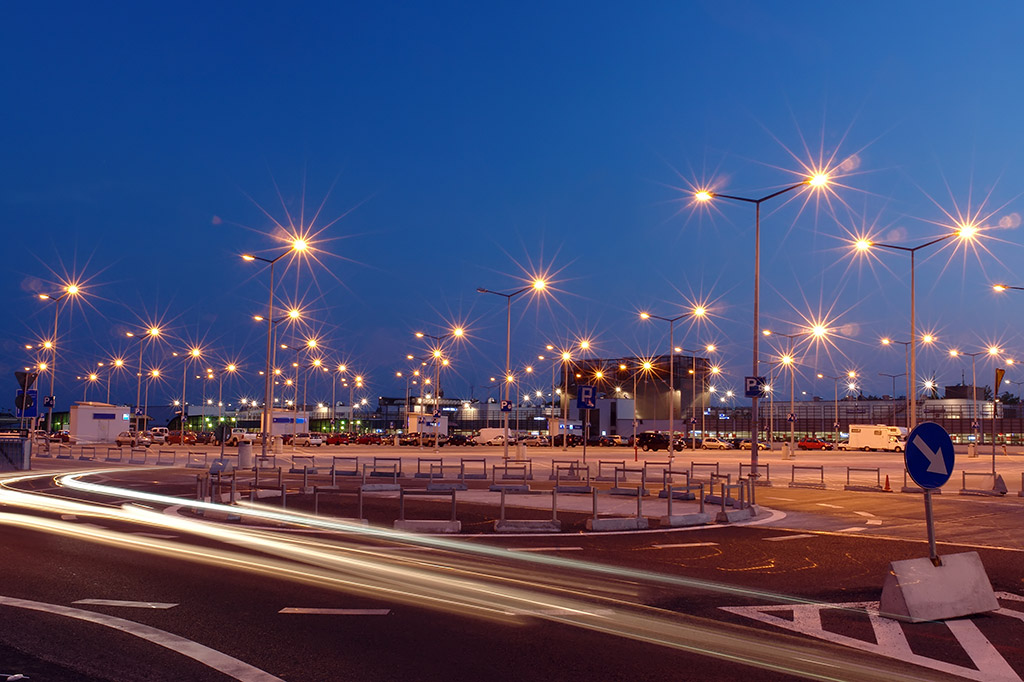 Úsporná svítidla a správný energetický a časový management na větších osvětlených plochách je dobrou vizitkou chytrých měst (Zdroj: © Roman Milert / stock.adobe.com)
