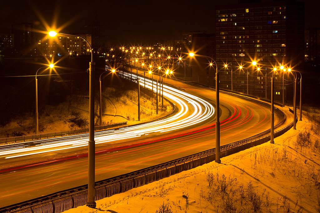 Rovnoměrné osvětlení místních komunikací je základním aspektem noční bezpečnosti v dopravě (Zdroj: © Aleksei Lazukov / stock.adobe.com)