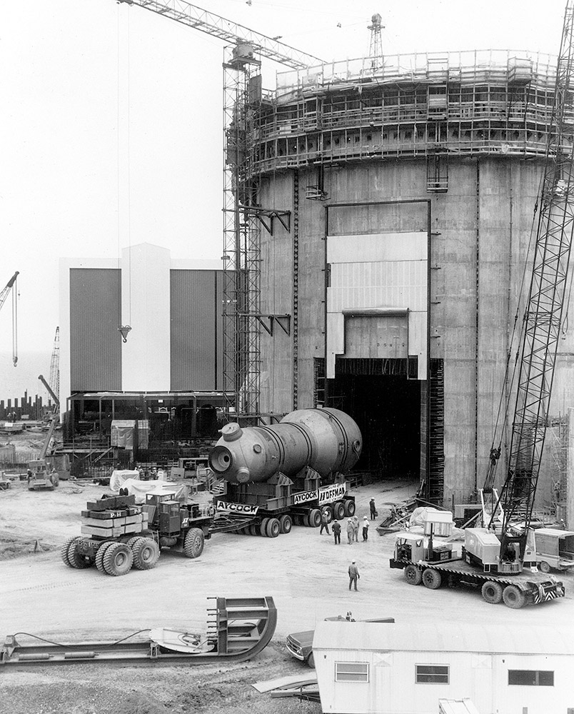Zavážení prvního parogenerátoru do budovy kontejnmentu jaderné elektrárny Calvert Cliffs; přibližně 1971 (Zdroj: Wikipedia.org)