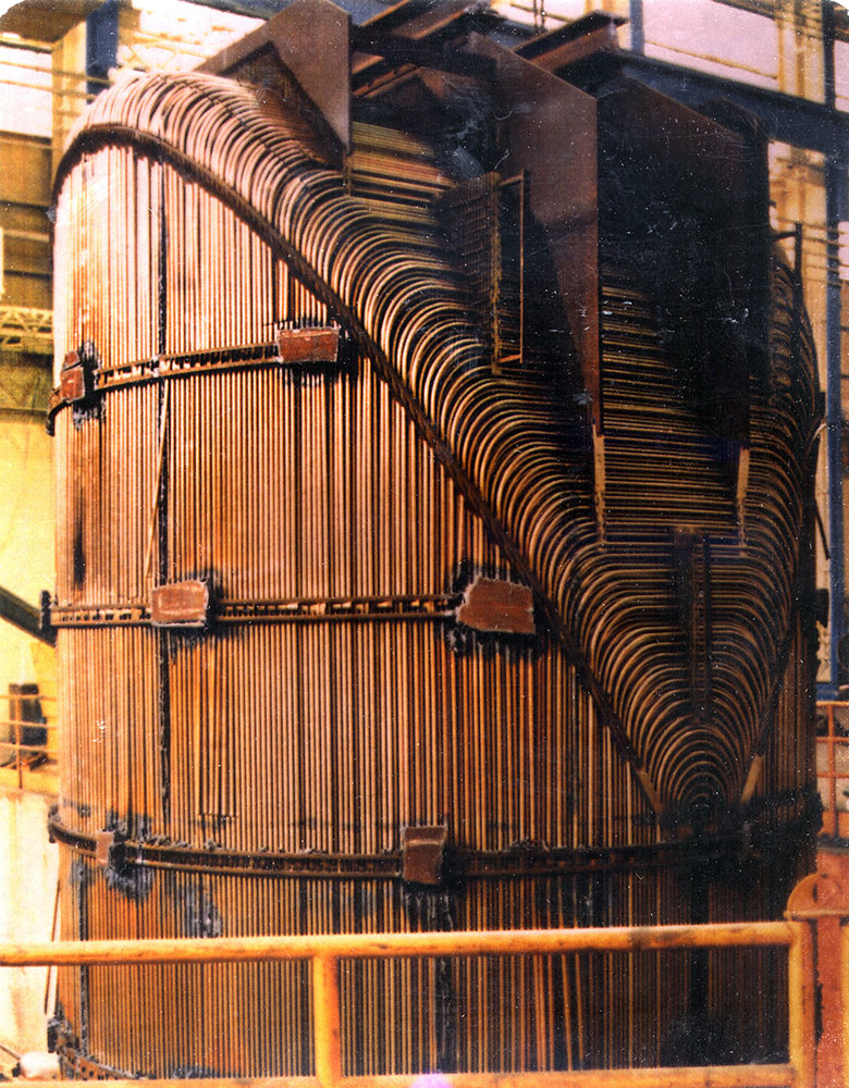 Svazek obrácených „U“ trubek z parního generátoru firmy Combustion Engineering (Zdroj: Wikipedia.org)