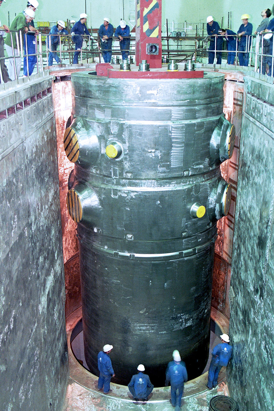 Těleso tlakové nádoby s výškou 11 metrů je složitý a přesný ocelový kolos, zevnitř opatřený nerezovým návarem (Zdroj: ČEZ, a. s.)
