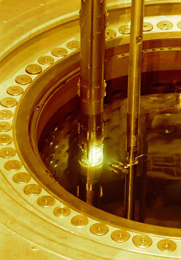 Výměna paliva probíhá při otevřeném reaktoru pomocí zavážecího stroje (Zdroj: ČEZ, a. s.)