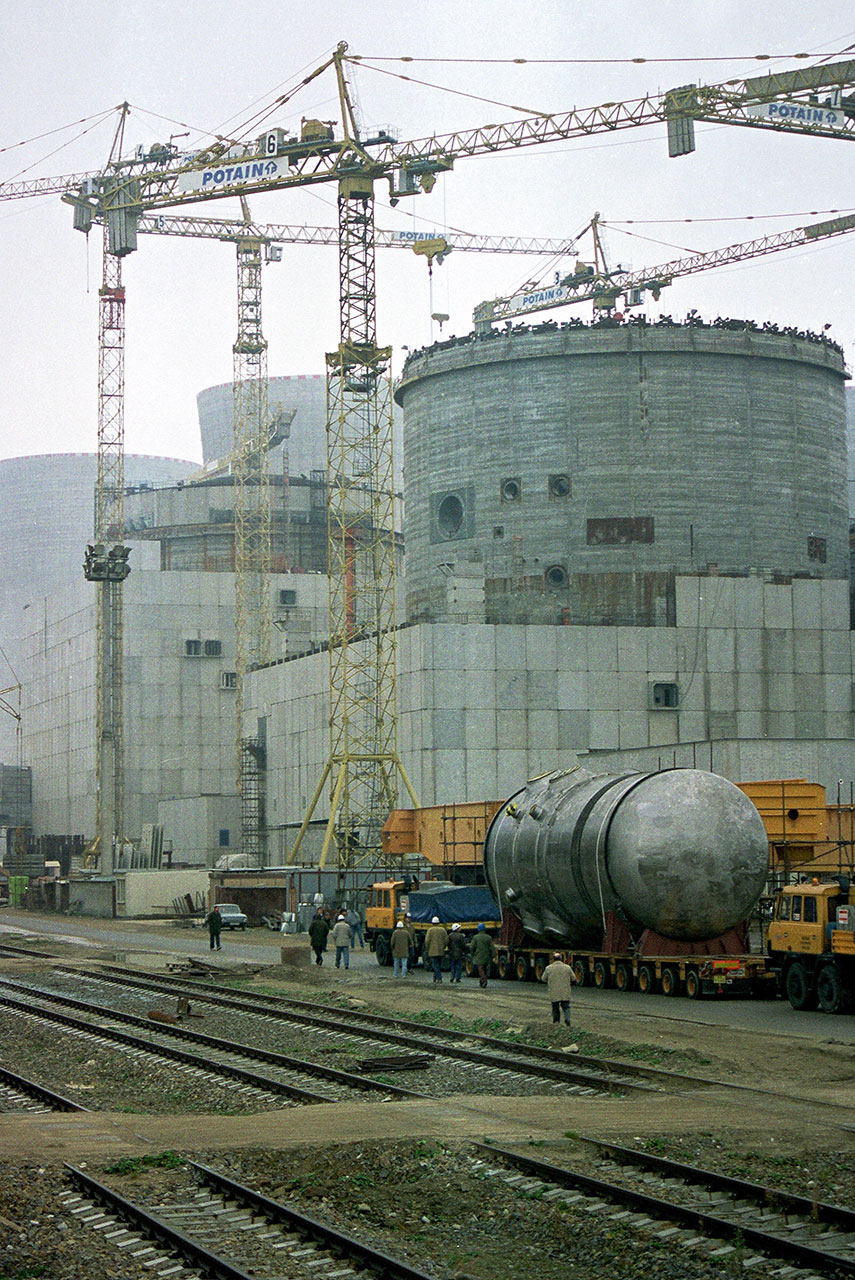 Přeprava tlakové nádoby reaktoru do rozestavěné Jaderné elektrárny Temelín (Zdroj: ČEZ, a. s.)