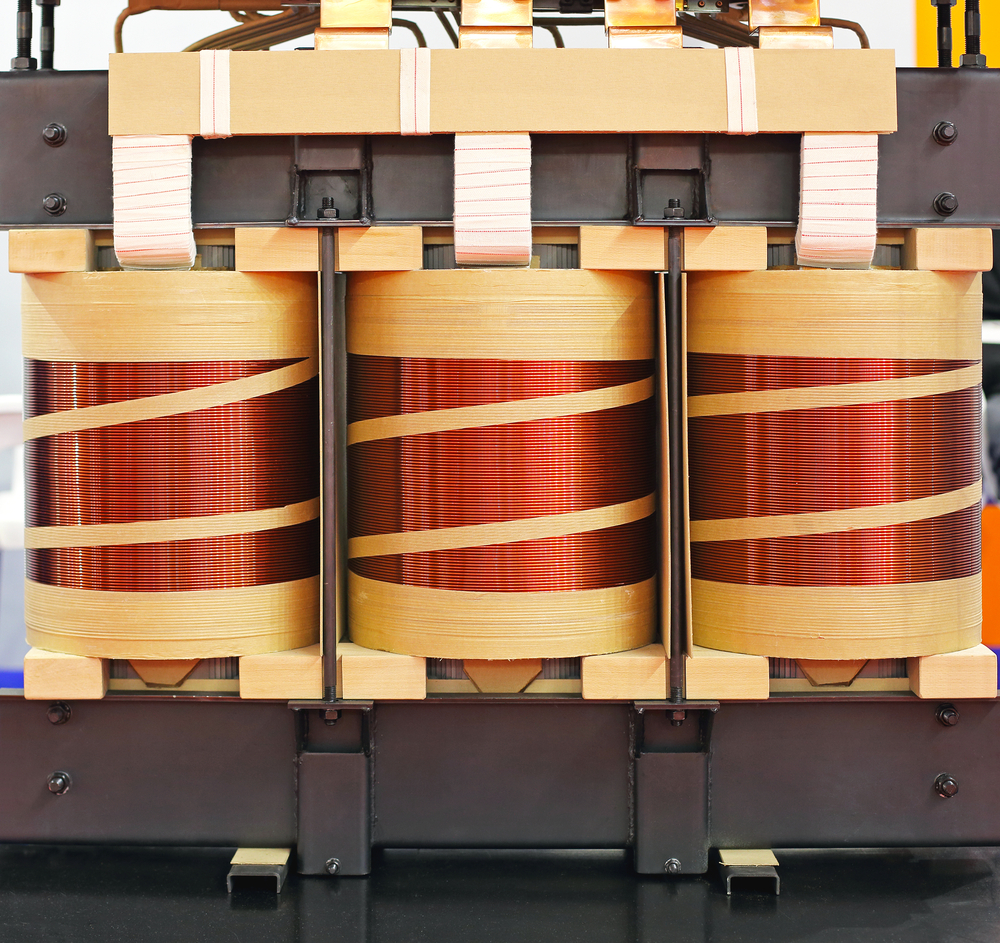 Třífázový transformátor má primární i sekundární cívky pro každou fázi navinuty na samostatných magnetických jádrech (Zdroj: Baloncici / Shutterstock.com)