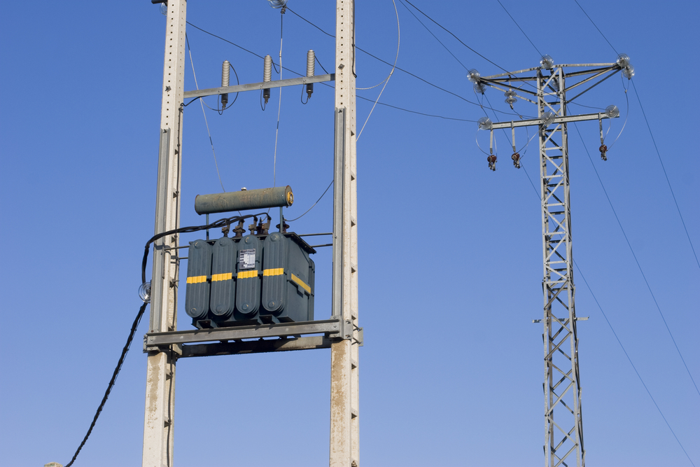 Poslední stupeň snižování přenosového napětí na nízké napětí distribuční sítě pomocí lokálního transformátoru (Zdroj: ownway / Shutterstock.com)