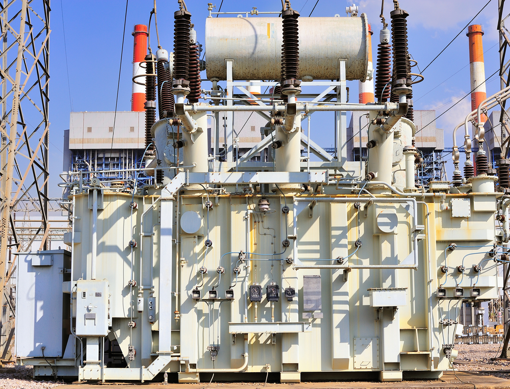 Třífázový transformátor slouží v elektrárně k přizpůsobení výstupního napětí generátoru napětí přenosové soustavy (Zdroj: SOMMAI / Shutterstock.com)