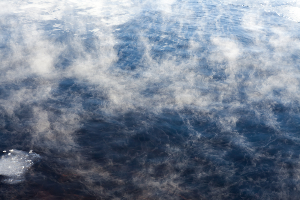 Viditelné odpařování vody z hladiny jezera (Zdroj: Juhku / Shutterstock.com)