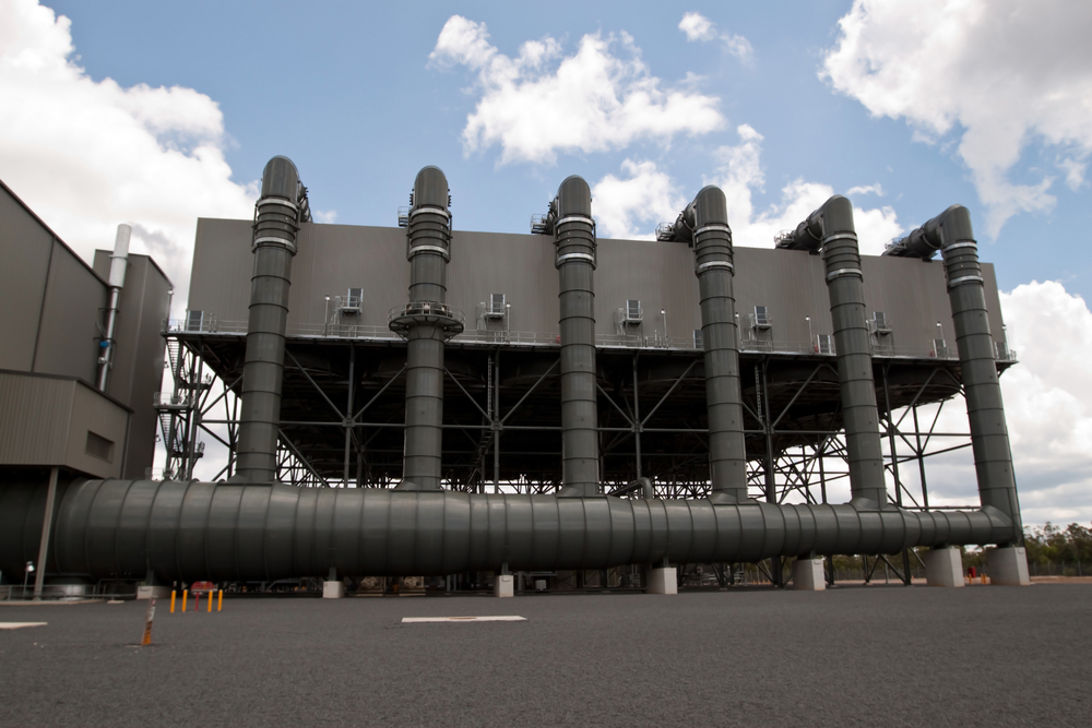 Vzduchové kondenzátory tvoří konstrukce speciálních radiátorů, ve kterých kondenzuje pára a kondenzační teplo je odváděno proudícím vzduchem (Zdroj: Brisbane / Shutterstock.com)