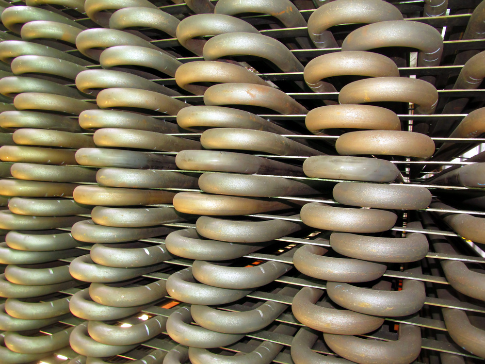Uložené ocelové trubky, připravené pro použití v tepelném výměníku (Zdroj: DyziO / Shutterstock.com)