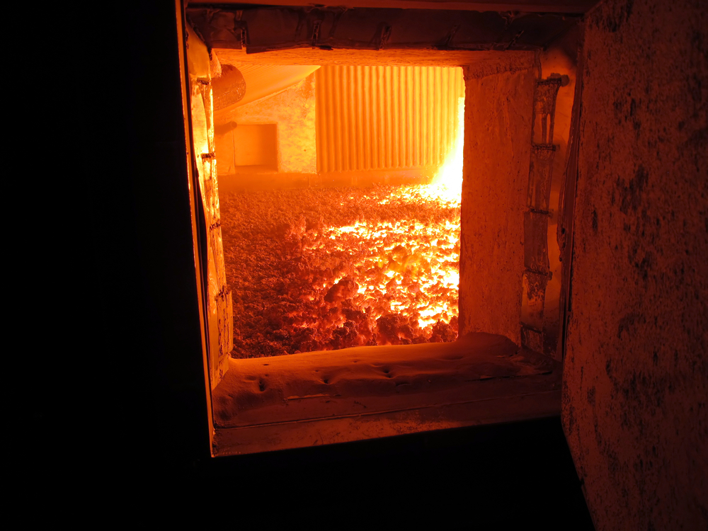 Pohled do parního kotle s roštovým ohništěm (Zdroj: DyziO / Shutterstock.com)