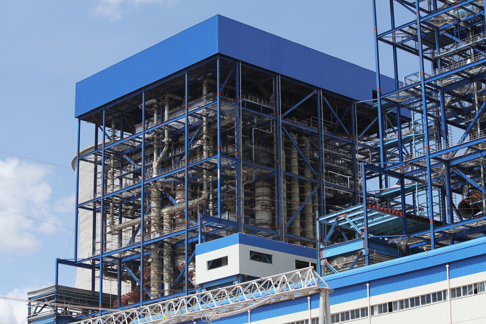 Kotelna uhelné elektrárny často připomíná obrovskou skládačku, kdy jsou ve vysoké montované konstrukci kolem kotle rozmístěna pomocná zařízení a potrubí (Zdroj: CHAIYA / Shutterstock.com)