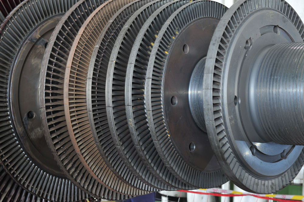 Mezi pohyblivými lopatkami rotorových oběžných kol se při složení turbíny nachází statorová rozváděcí kola, v nichž probíhá expanze páry (Zdroj: QiuJu Song / Shutterstock.com)