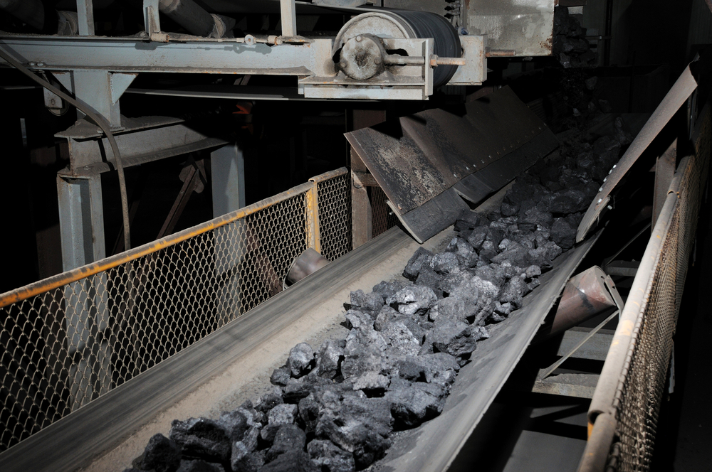Uhlí zbavené cizích předmětů a nadrcené na potřebnou frakci je dopravováno do zásobníků mlýnů (Zdroj: denys kuznetsov / Shutterstock.com)