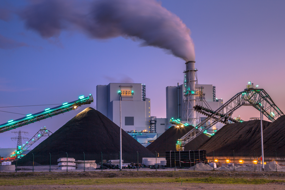 Zásobní skládka uhlí přímo v areálu elektrárny (Zdroj: Rudmer Zwerver / Shutterstock.com)