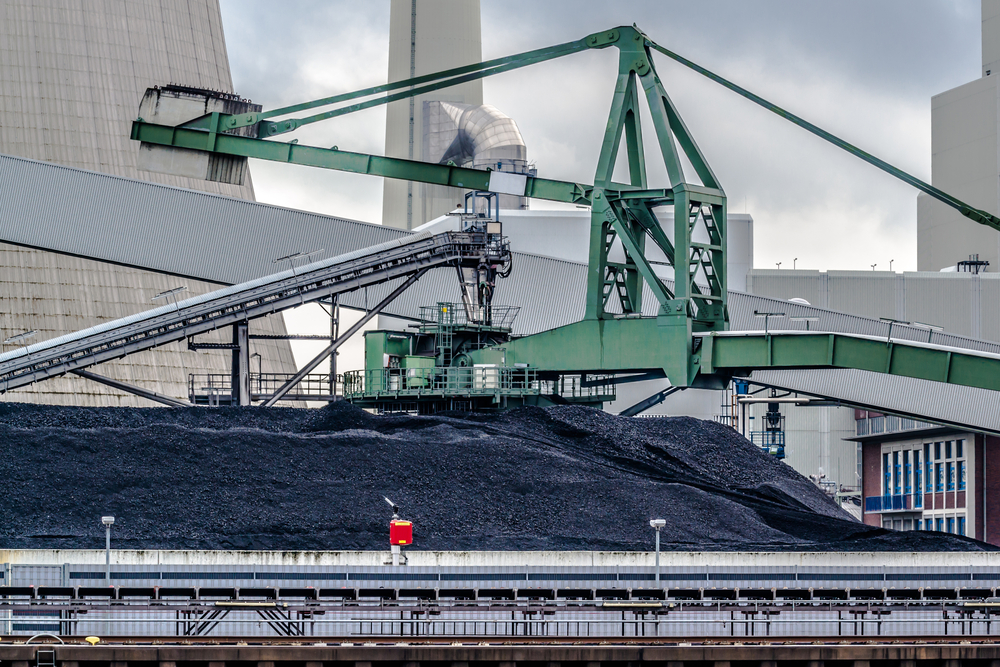 Zásobní skládka uhlí přímo v areálu elektrárny (Zdroj: Patila / Shutterstock.com)