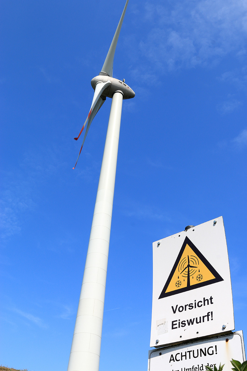 Někde mají u větrných elektráren varování před odlétajícím ledem (Zdroj: © mitifoto / stock.adobe.com)