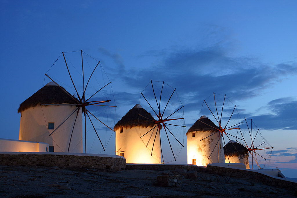 Větrné mlýny na skalnatém řeckém ostrově Mykény sloužili ke mletí obilí již od 16. století (Zdroj: © PixAchi / stock.adobe.com)