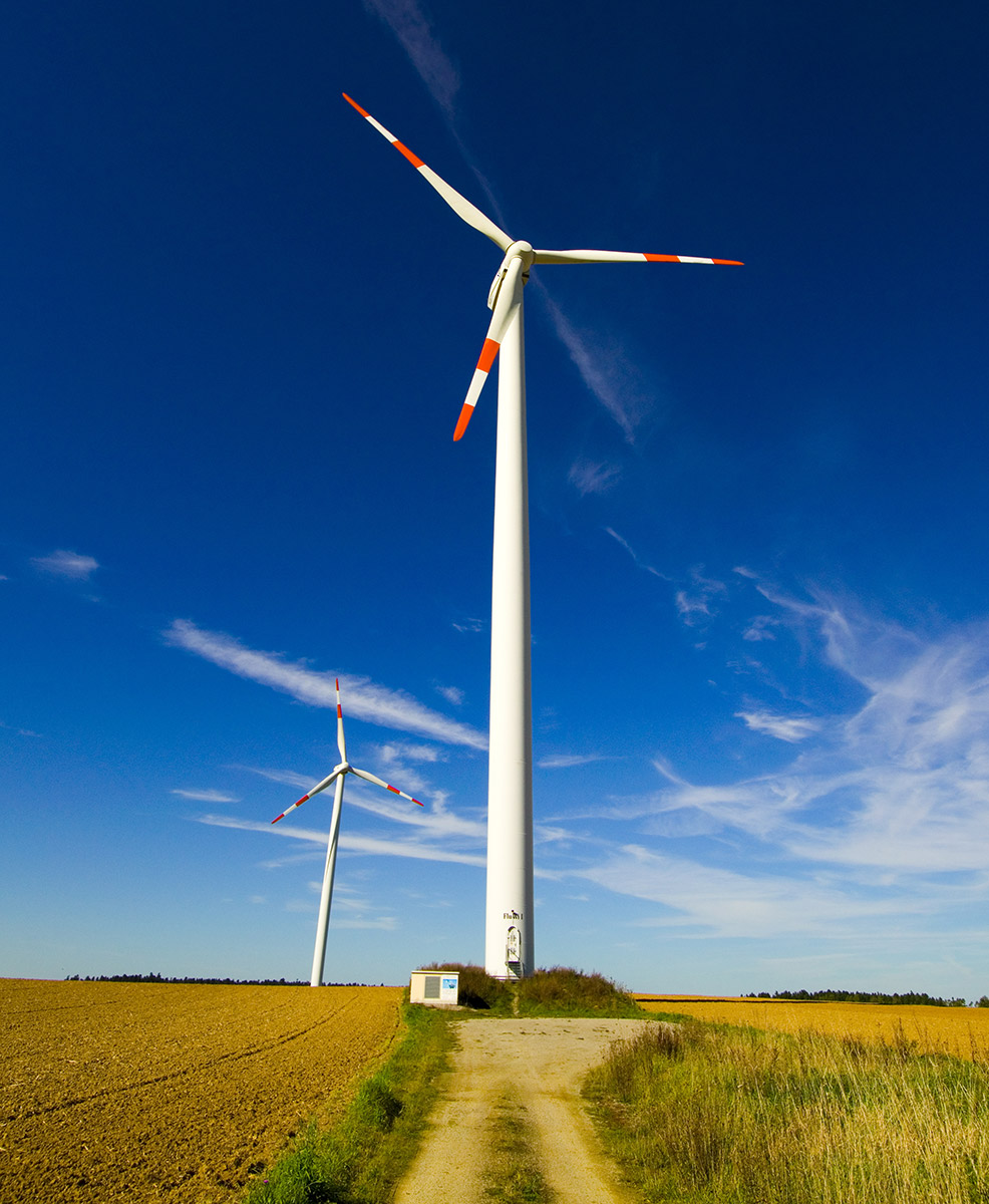 Porovnání výšky moderní větrné elektrárny s budovou obsluhy (Zdroj: © VRD / stock.adobe.com)