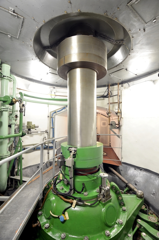 Elektrický generátor, který je instalován o patro výš, je s vodní turbínou spojen pomocí masivní hřídele (Zdroj: faboi / Shutterstock.com)