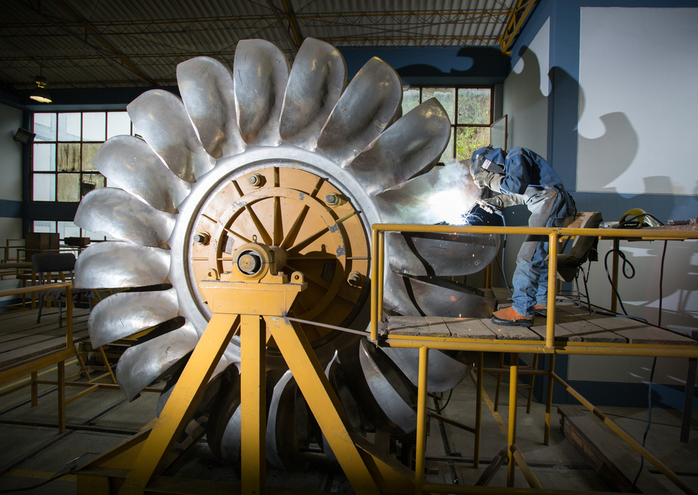 Oprava lžícovitých lopatek oběžného kola Peltonovy turbíny (Zdroj: Christian Vinces / Shutterstock.com)