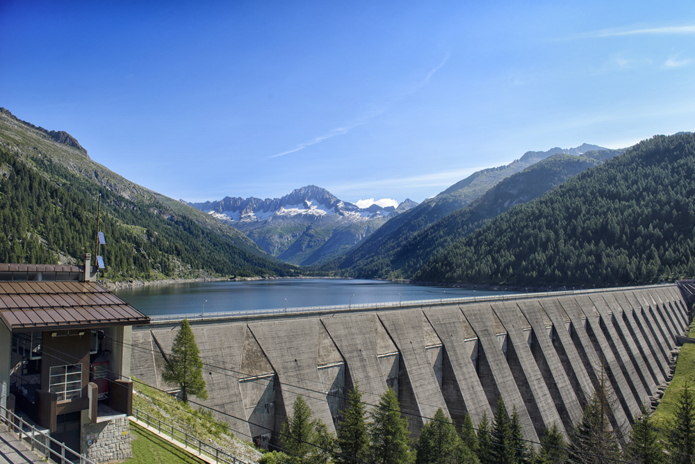 Tenčí hráz horského jezera je vyztužena větším množstvím podpůrných pilířů, Trentino, Itálie (Zdroj: Stefano Pellicciari / Shutterstock.com)