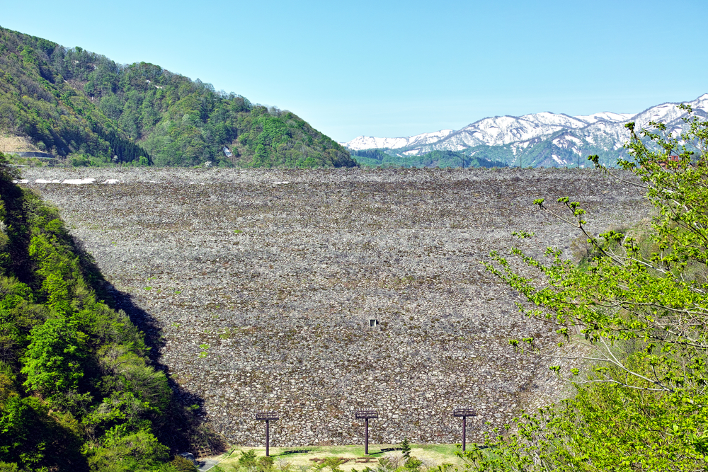 Vzdušná strana kamenné sypané hráze Sagae v oblasti Yamagata, Japonsko (Zdroj: maso11 / Shutterstock.com)