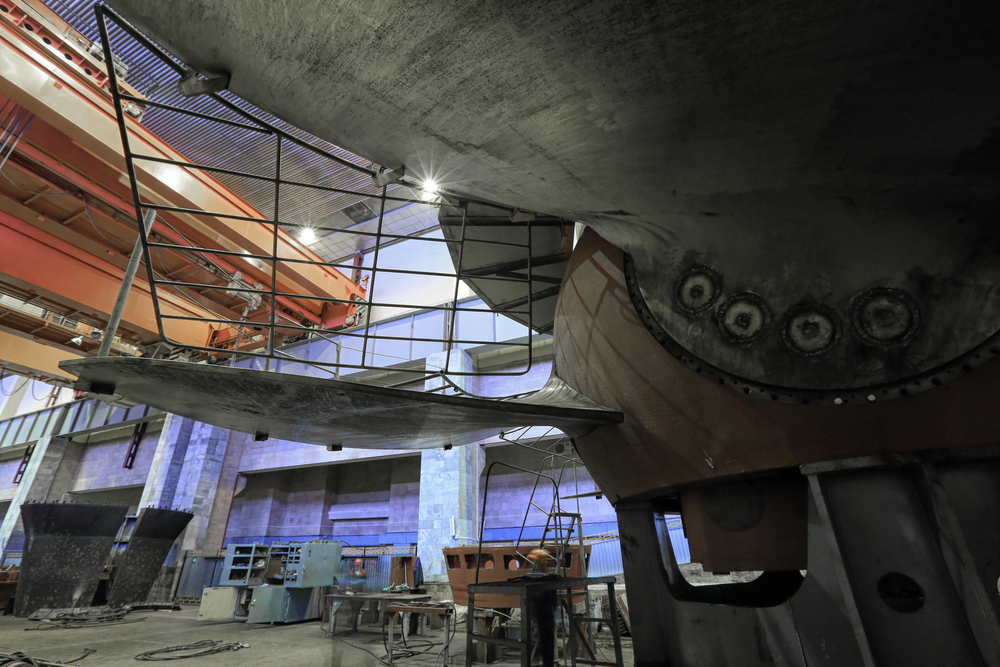 Obří lopatky rotoru Kaplanovy turbíny v servisním středisku Nižněkamské vodní elektrárny, Rusko (Zdroj: vladimir salman / Shutterstock.com)