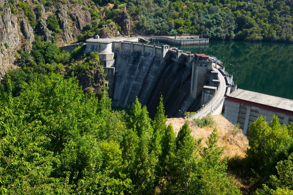 Mohutná betonová hráz akumulační vodní elektrárny zadržuje větší objem vody v přehradní nádrži (Zdroj: Iakov Filimonov / Shutterstock.com)
