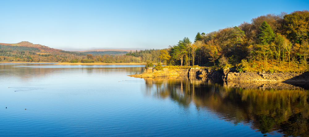 Nádrž Burrator v národním parku Dartmoor (Velká Británie) zásobuje pitnou vodou město Plymouth a má zanedbatelný vliv na okolní životní prostředí (Zdroj: ian woolcock / Shutterstock.com)