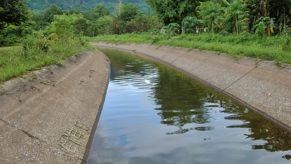 Uměle vybudovaný vodní kanál přivádí vodu k derivační vodní elektrárně (Zdroj: panda3800 / Shutterstock.com)