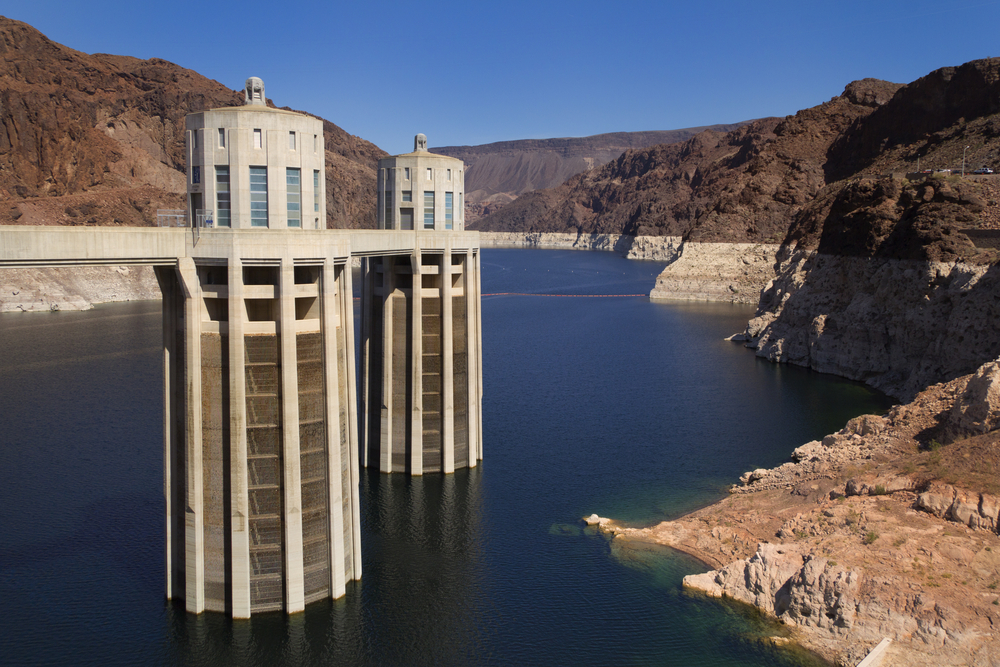 Věže vtokových objektů Hooverovy přehrady obsahují potrubí přivádějící vodu k turbínám (Zdroj: Gary Blakeley / Shutterstock.com)