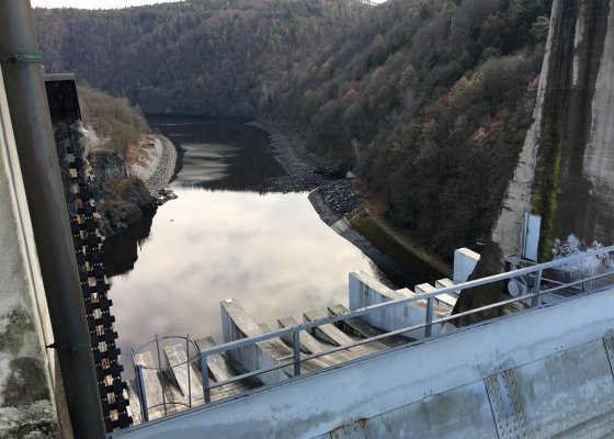 Největší modernizace turbíny na Slapech za více než 60 let: velké bourání a přivaděč vody v novém hávu. 