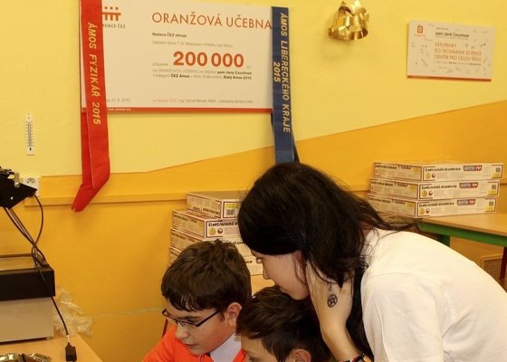 ČEZ Ámos: nejoblíbenější fyzikář opět získá 200 tisíc korun na Oranžovou učebnu