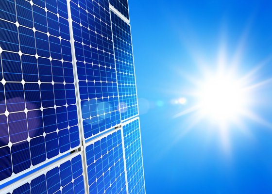 Proud už vyrábí 50 střešních fotovoltaických elektráren od ČEZ. Další stovka bude instalována do konce roku.