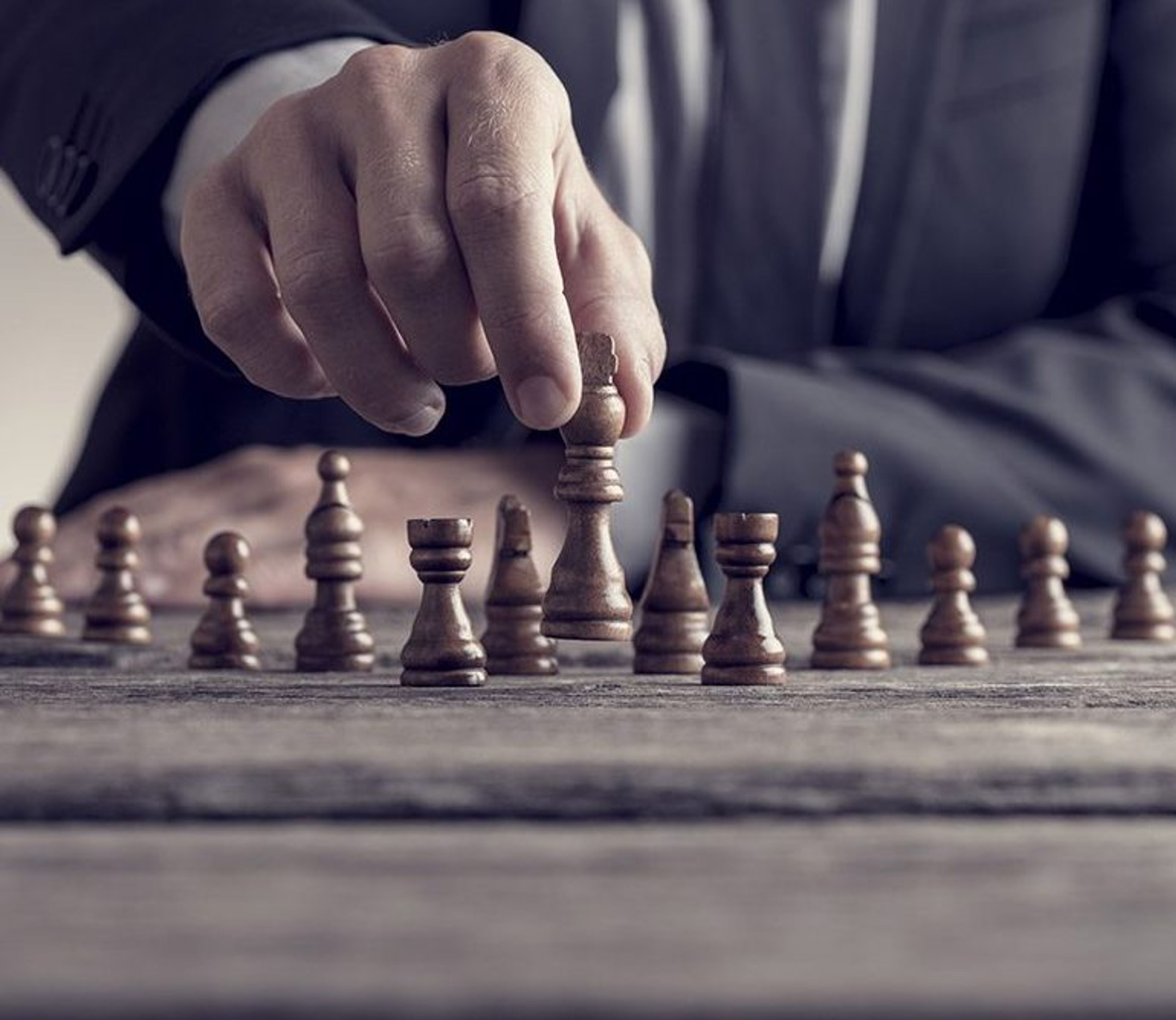 Strategické plánování je jako šachová partie, kde se promýšlí několik tahů dopředu, postupuje se daným směrem a v závislosti na okolních změnách se postup upravuje